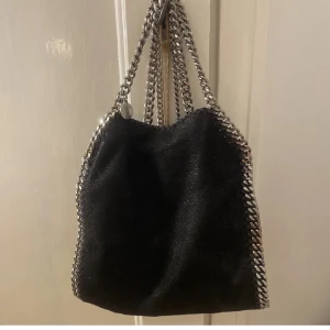 Stella McCartney väska - Supersnygg väska från Stella McCartney, fint skick förutom lite missfärgat på kedjan! Dustbag,Äktenhetsbevis och kvitto följer med💕kan mötas upp i Sthlm och Uppsala💕