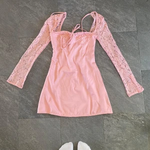 Mini klänning  - Jättesöt klänning från varido köpt denna sommarn då jag tänkte ha den på midsommar men det passa tyvärr inte. Aldrig använd bara testad💞 köptes för 700kr.