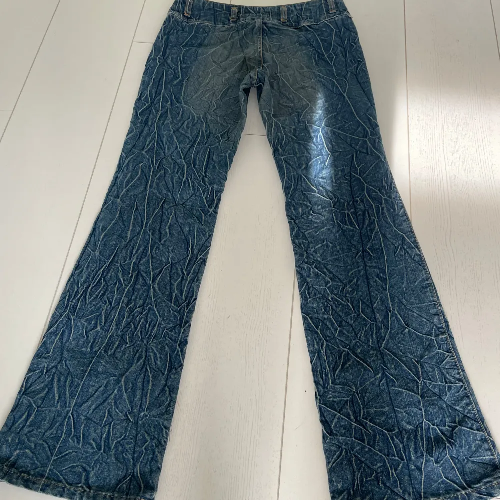 Lågmidjade bootcut jeans  Midjemåttet 38 Innerbenslängd 81 Ytterbenslängd 101. Jeans & Byxor.