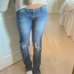 Sååå snygga Lee jeans - Supersnygga lowrise jeans från Lee! OBS kolla sista bilden, borde lätt gå att fixa🩷🩷midjemått:38cm innerbenslängd:85cm
