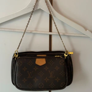 Louis Vuitton multipochette  - Säljer denna snygga väska som kommer med 2 olika väskor och en liten mynt väska med band. Använd några gånger. Som ny och inga defekter ! 