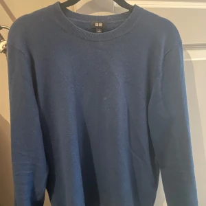 Kashmir tröja - Säljer nu min aldrig använda Kashmir tröja från uniqlo i storlek S. Inga alls defekter och ser precis ut som den gjorde när jag köpte den. 100% Kashmir. Ny pris 1700 mitt pris 550kr men går att diskuteras vid snabb affär.
