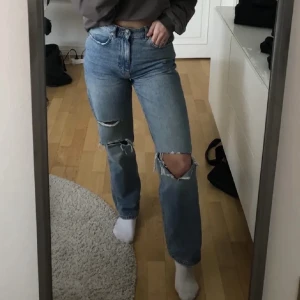 Gina jeans - (Första bilden är lånad) Superfina jeans från Gina i storlek 38. Köpta för 600 säljer för 250.