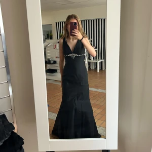 Balklänning  - unik svart balklänning med fin v-ringning och paljetter vid bysten🩷🩷storlek 34 men passar även 36. Lappen kvar 