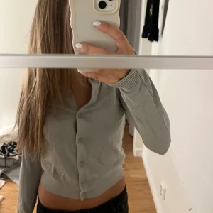 Grön kofta - grågrön kofta från hm strl xs💓nyskick