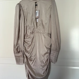 Klänning BiancaXNelly - Skick: väldigt bra med prislapp kvar