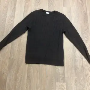 En snygg kabelstickad crewneck som är ifrån john Henric denna är helt ny i toppskick nypris på denna ligger runt 1500 men vårat pris 199