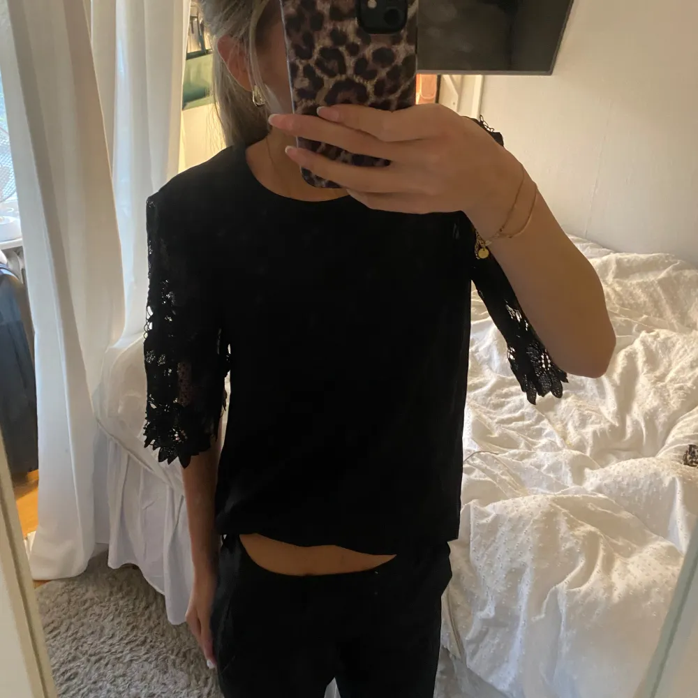 säljer denna super fina t-shirt med spetts på ärmarna!! helt oanvänd med prislapp kvar💕 Den passar mig bra som annars brukar ha xs/34🎀. Puserot.