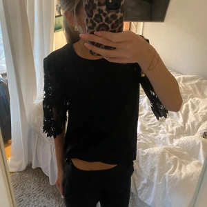 t-shirt med spets ärmar!! - säljer denna super fina t-shirt med spetts på ärmarna!! helt oanvänd med prislapp kvar💕 Den passar mig bra som annars brukar ha xs/34🎀