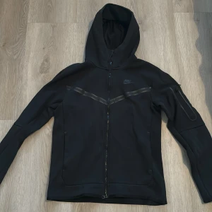 Nike tech fleece - Säljer nu en Nike tech fleece som är knappt använd i storlek S. Den är i ett mycket bra skick, och finns inga skador. Nytt pris är 1200kr mitt pris 300kr
