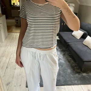 Randig Tröja - randig tröja i perfekt längd!! ränderna är vita & blåa. kom priv för mer info om det behövs!!😊