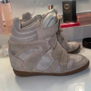 Isabel marant skor - Säljer mina älskade marants i storlek 37 men passar också 38/ 38,5. Dom är i använt skick men fortfarande fina. Färgen är lite missfärgad på vissa ställen men syns endast i ljust ljus. Pris kan diskuteras vid snabb affär. Går ej under 1500❤️🥰