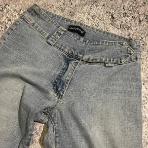 Lågmidjade jeans - Säljer dessa som jag köpte på Vinted då de var lite små på mig. Kan skicka egna bilder men inte med jeansen på för får inte upp dom så fråga ej om det tack🙏🏽