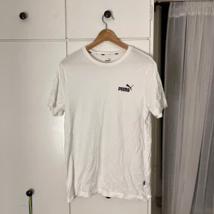 Vit puma tröja  - Detta är en vit puma tröja i storlek S. Den är väldigt enkel att matcha outfits då det är ett basic plagg och den är i bra skick. 