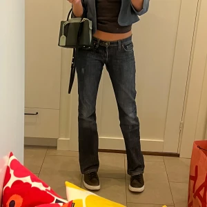Lågmidjade jeans  - Säljer ett par lågmidjade jeans. Jag är 172 cm och dom släpar till marken när jag har skor på mig. Så coola detaljer på fickorna och jättenajs tvätt 🧚🏻‍♂️🧚🏻‍♂️