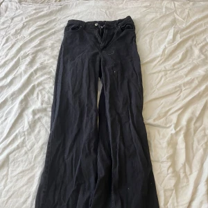 Svarta jeans  - Ett par svarta jeans 