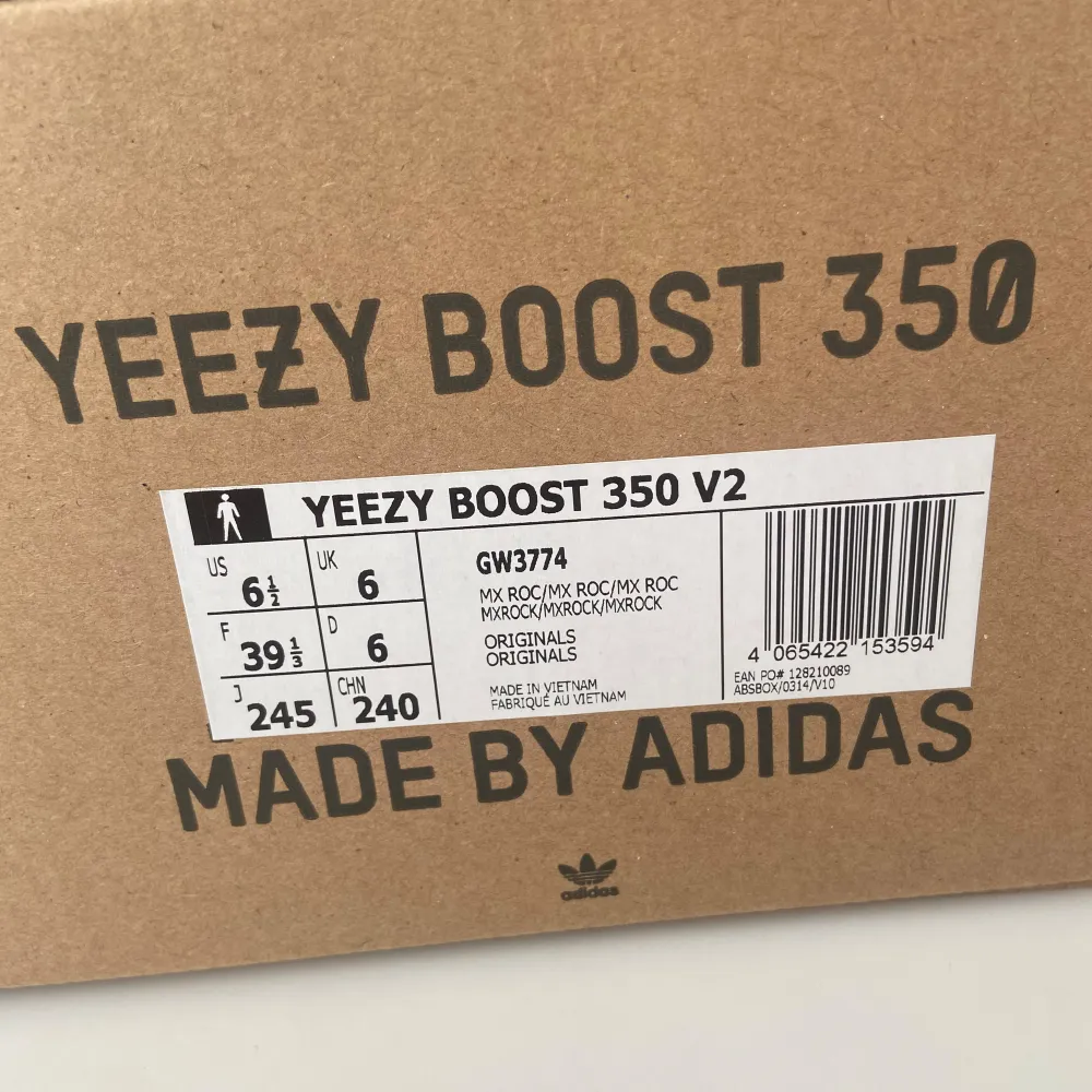 Helt nya Yeezy 350s priset kan diskuteras vid snabb affär. Skor.