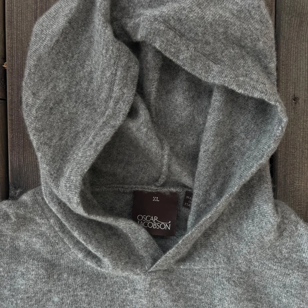 Säljer min Oscar Jacobson Kashmir hoodie som inte kommer till användning! Storlek XL men sitter som L. Nypris är 1599 säljer denna för 999kr. Hoodies.