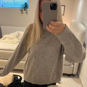 Begie stickad tröja - Bra skick, nästan aldrig använd