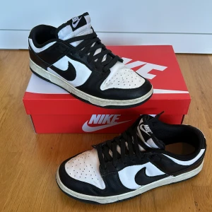 Nike panda dunks pris är förhandlingsbart  - Skick 6/10, storlek 42,5, fina skor sitter bra lätt att styla med dem simpla färgerna, pris är förhandlingsbart