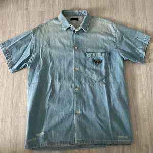 Prada skjorta  - En sjukt snygg jeansskjorta jag hittade på en secondhand i Milano !  
