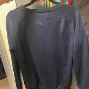  Fin stickad tröja -  En fin stickad marinblå tröja från Holly and White 