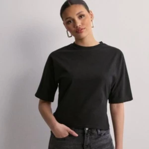 Svart T-shirt  - Svart T-shirt med rosett knytning i bak 