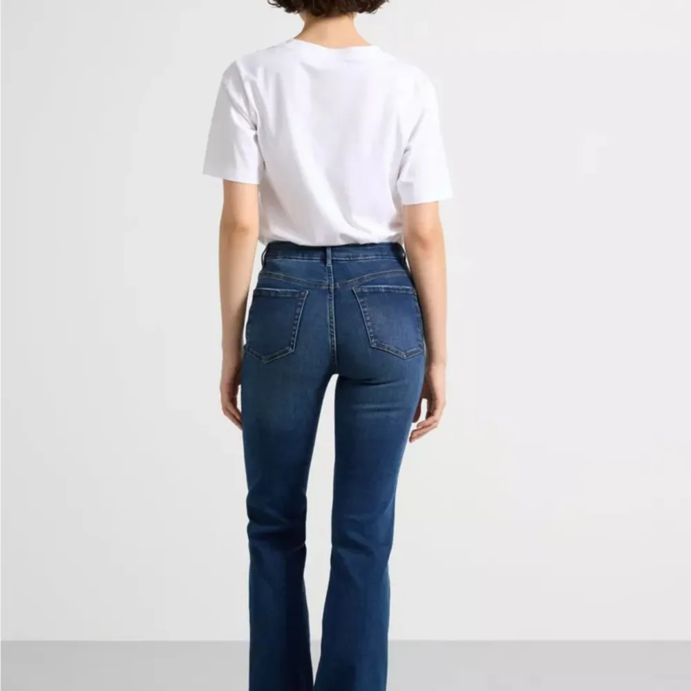 Jättefina jeans från lindex med en fin blå färg. Jeansen passar till det mesta dem är bootcut/flared. Men inte använt så mycket pga att det är fel storlek. Jeans & Byxor.