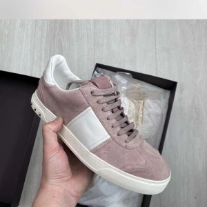 Valentino sneakers i rosa mocka - Säljer ett par snygga Valentino flycrews i toppskick i rosa mocka. Perfekta för att ge din outfit en lyxig touch!