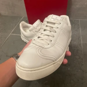 Populära valentino flycrews - bra skick - Säljer dessa fräscha Valentino Flycrews i storlek 38 som är stora i storleken och passar mellan 38-40. Bra skick endas några små slitningar, 2 nitar fattas!!!⚜️ Kan gå ner i pris vid snabba affär. Hör av dig vid minsta fundering!!💯 