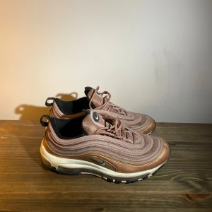 Airmax 97 - Airmax 97 i bronzefärg. Säljs pga har vuxit ur. Bra skick, använda enstaka gånger. 
