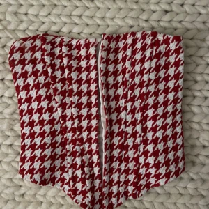 Röd och vit korsett med hundtandsmönster - Säljer en supercool korsett i rött och vitt mönster kommer tyvärr inte ihåg märket ❤️❤️