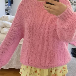 Vero Moda stickad  - Jätte fin vero Moda tröja i mjukt material, perfekt till hösten😍mycket bra skick, köpt på plick men jag har använt den ca 1-2 gånger 
