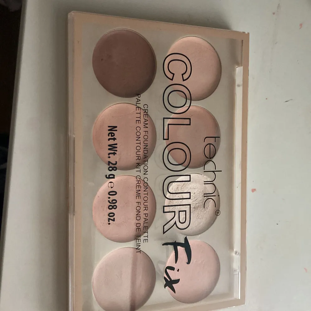 Säljer en Technic Colour Fix Cream Foundation Contour Palette. Den har åtta olika nyanser av krämfoundation som är perfekta för contouring. Paletten är kompakt och lätt att ta med sig, vilket gör den idealisk för både vardagsbruk och resor. Färgerna är i olika toner av beige och rosa, vilket gör det enkelt att hitta rätt nyans för din hudton.. Skönhet.