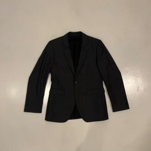 Bläck Blazer - Bläck blazer i felfritt skick.  Den är en typisk grå men syns lite dåligt på bild, kan skicka bild vid efterfrågan.  Storlek 46  För mer info är det bara att fråga.