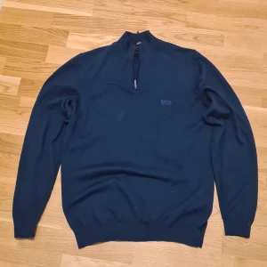 Sweter Hugo Boss oryginal y2k luxurycasual style - M: Ny utan prislapp  Hugo Boss tröja, ny utan etiketter Längd 70 cm, armhålans bredd 50 cm, etikettstorlek.