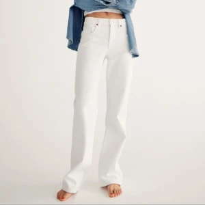 TRF jeans zara  - TRF jeans med medelhög midja i st 38, helt nya med alla lappar kvar. Helt slutsålda i butik och hemsida. Skriv för fler bilder. (Skulle även kunna byta mot likadana i st 36)