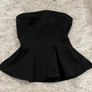 Hm topp - Fin bandeau topp från hm som är utsåld i denna storlek, köpt i somras och aldrig använd💞säljer för lite dyrare då den är slutsåld, men pris kan eventuellt diskuteras vid snabb affär!🥰