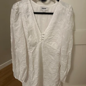 En jättefin oanvänd vit klänning - Har används en gång när jag tog examen💓 den är jättefin på och har lite blommit broderi mönster💓skriv om frågor💞