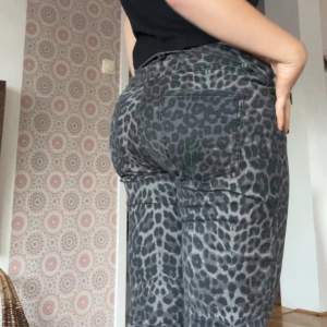 Säljer mina otroligt populära leopard jeans!! De är omsydda till bootcut med en svart kil, endast använda fåtal gånger o i fint skick! Bara att fråga om fler bilder ifall de behövs💛💛