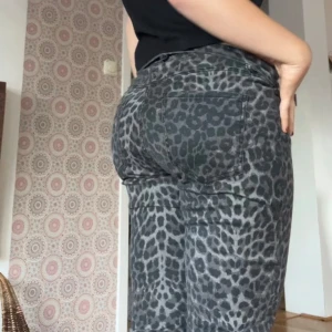 Leopard jeans!! - Säljer mina otroligt populära leopard jeans!! De är omsydda till bootcut med en svart kil, endast använda fåtal gånger o i fint skick! Bara att fråga om fler bilder ifall de behövs💛💛