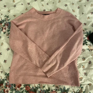 Rosa stickad tröja  - Hyfsat använd men ändå mysig stickad tröja perfekt nu till hösten 💕