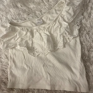 Zara one shoulder topp - One shoulder topp från zara i storlek 164 vilket är som Xs ungefär. Köpt förra sommarn och använd några gånger men fortfarande i mycket bra skick💞