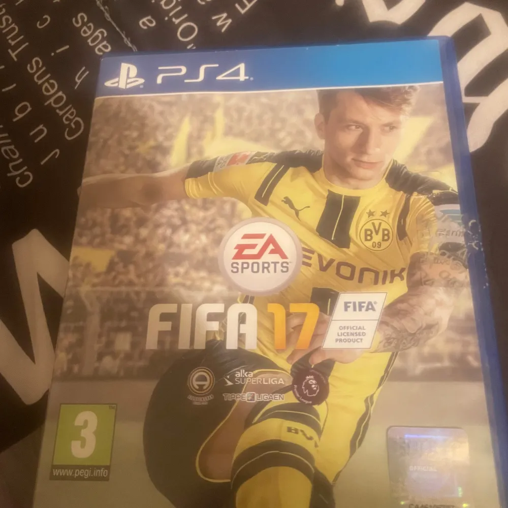 Säljer FIFA 17 som har inga skador.. Accessoarer.