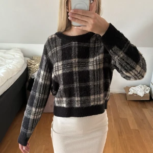 Stickad tröja  - Jättefin och bra tröja inför hösten! Ganska tjock och värmande och i väldigt bra skick!🤗