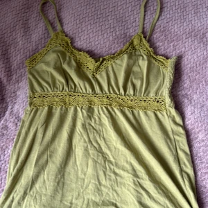 Grön urringad linne - Grön urringad linne, volang, andvänd några gånger, stretchig, storlek XS🫰🏻