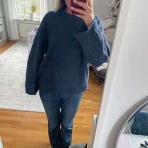 Blå stickad tröja  - Snygg och varm stickad tröja från lager 157. Använd ett fåtal gånger men i väldigt bra skick. ❤️