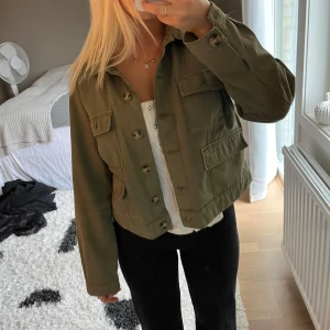 Militärgrön jacka  - Superfint skick, köpt secondhand och sitter som XS