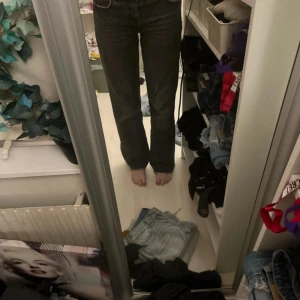 zara jeans - använt måånga gånger mina favorit jeans, från ZARA storlek 36, dem ska se ut så det är därför dem ser lite typ klippta elr hur man ska förklara vill se hur mycket jag kan få för dem, köpte dem för 700kr😔🍭🍭 kan alltid gå ner i pris absolut bara hör av