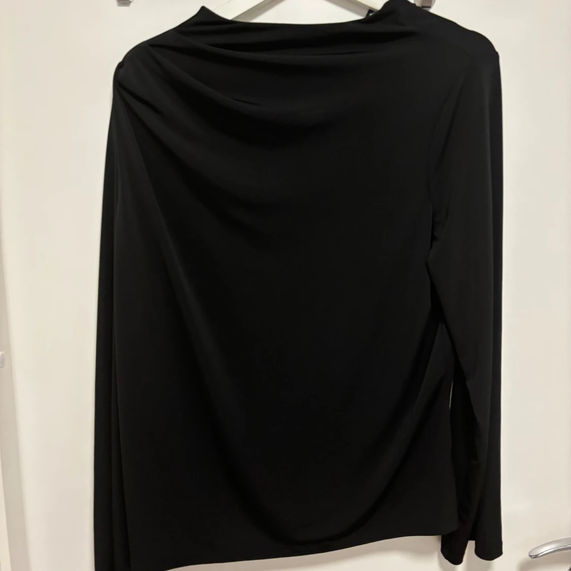 Svart långätmad tröja